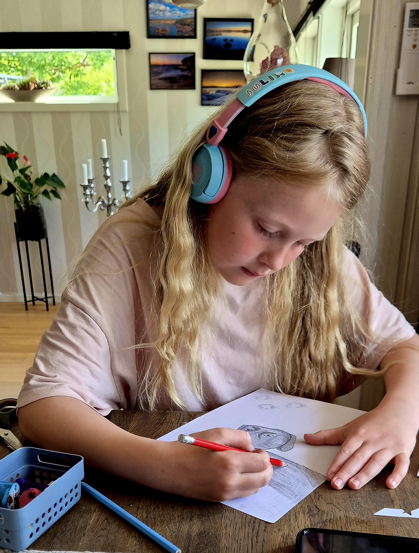 Julia målar Alice